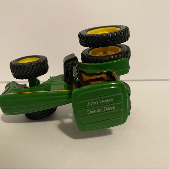 2004 ERTL 1:64 scale Diecast John Deere Dealer Days 8520 Tractor - Picture 6 of 7